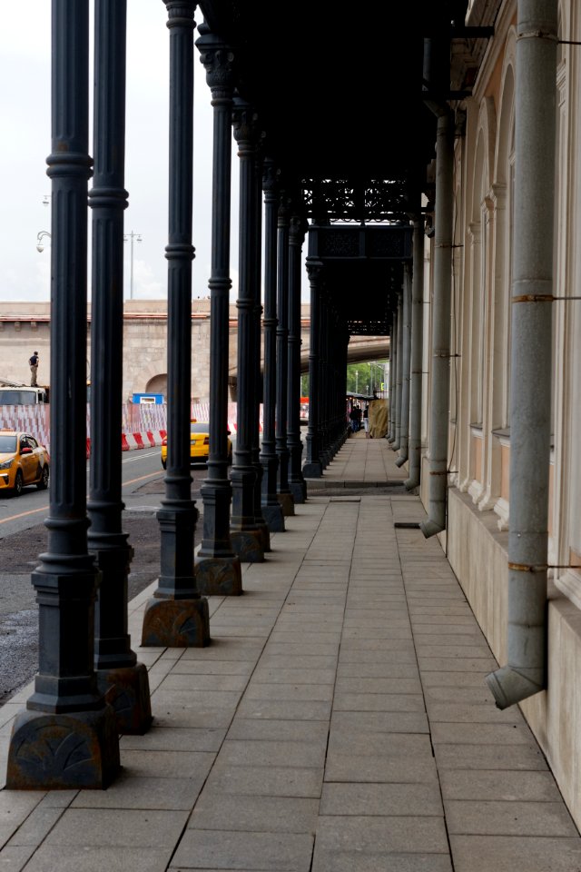 Moscow, iron arcade of the Kororevskoye Podvorye building 04
