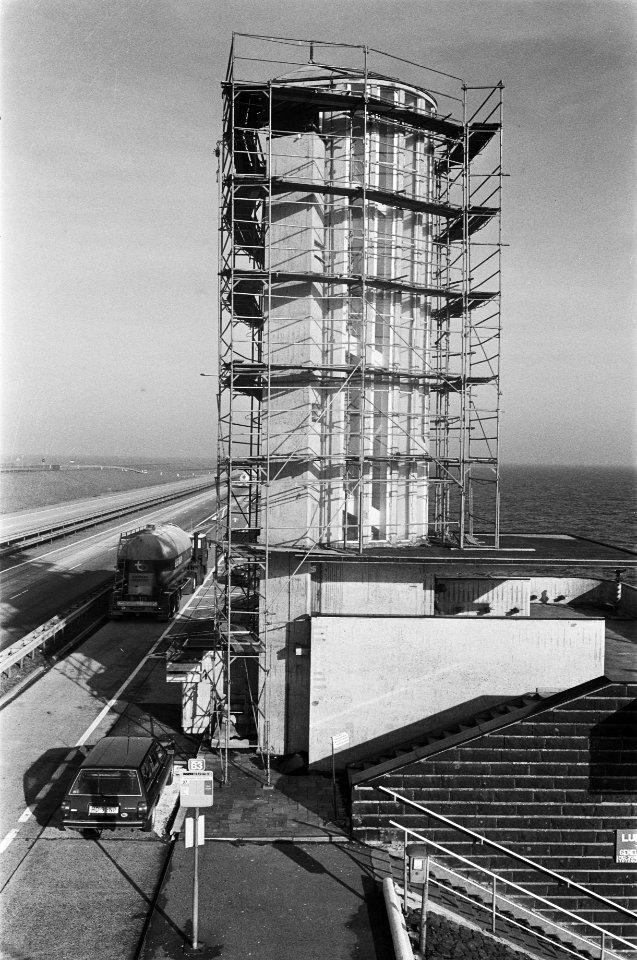 Monument (uitkijktoren) op Afsluitdijk wordt opgeknapt. De Afsluitdijk werd 28 m, Bestanddeelnr 931-9490