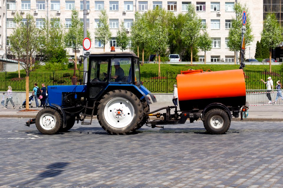 Moscow, Barrikadnaya Street, street sprinkler tractor 01