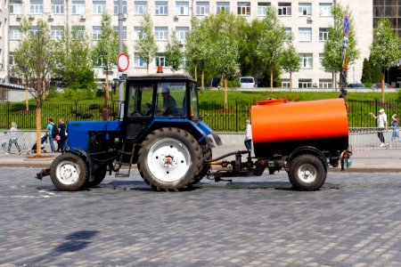 Moscow, Barrikadnaya Street, street sprinkler tractor 01