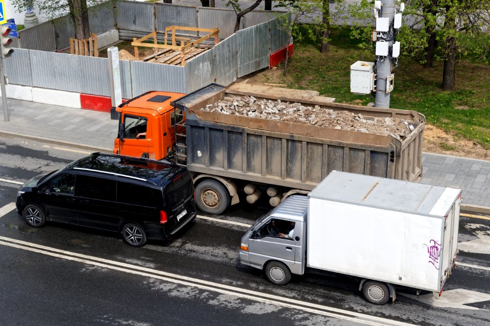 Moscow, hauling former kerbstones under Bolshoy Kamenny Bridge 01