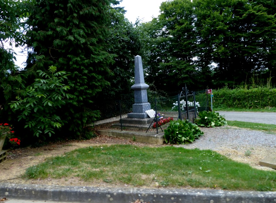 Monument aux morts de Moncaup (Pyrénées-Atlantiques) vue 2