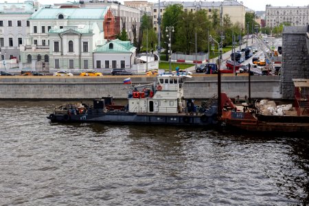 Moscow, BTM-302 tug under Bolshoy Kamenny Bridge 01