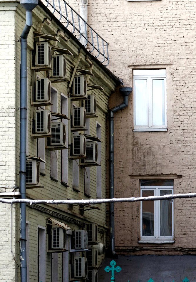 Moscow, Maroseyka 5c1, air conditioner swarm 01