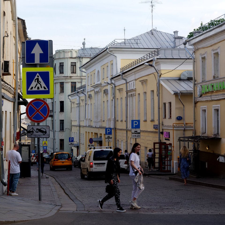 Moscow, Bolshoy Spasoglinischevsky Lane, May 2021