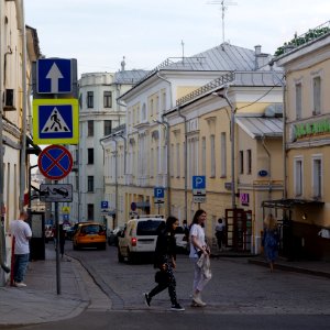 Moscow, Bolshoy Spasoglinischevsky Lane, May 2021