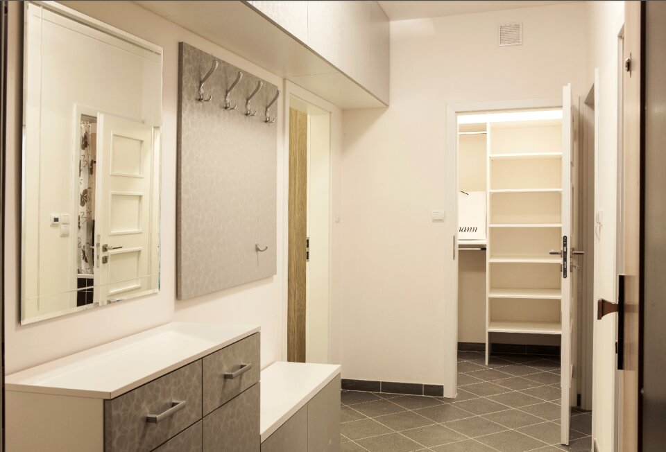 Peg the interior of the cloakroom