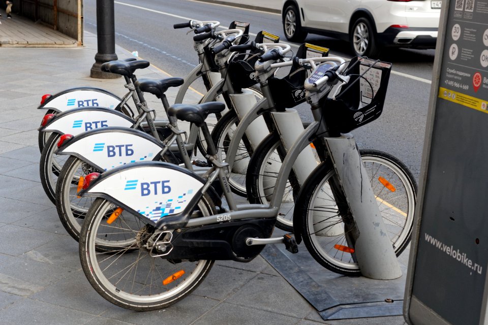 Moscow, Maroseyka Street, VTB advertising obstructing sidewalk 01