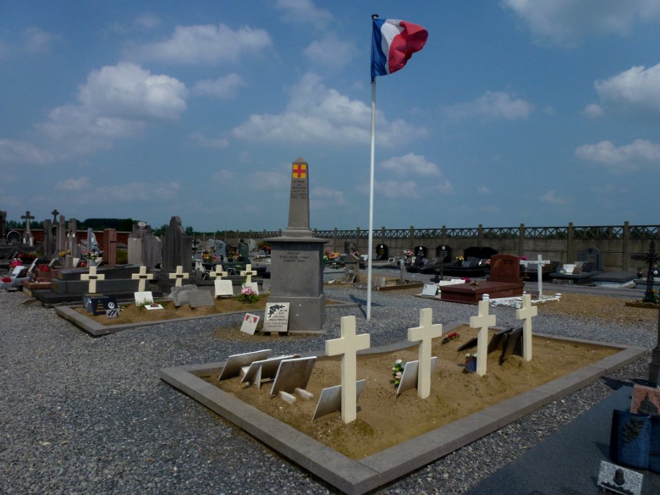Mortagne-du-Nord (Nord, Fr) monument aux morts et tombes militaires françaises