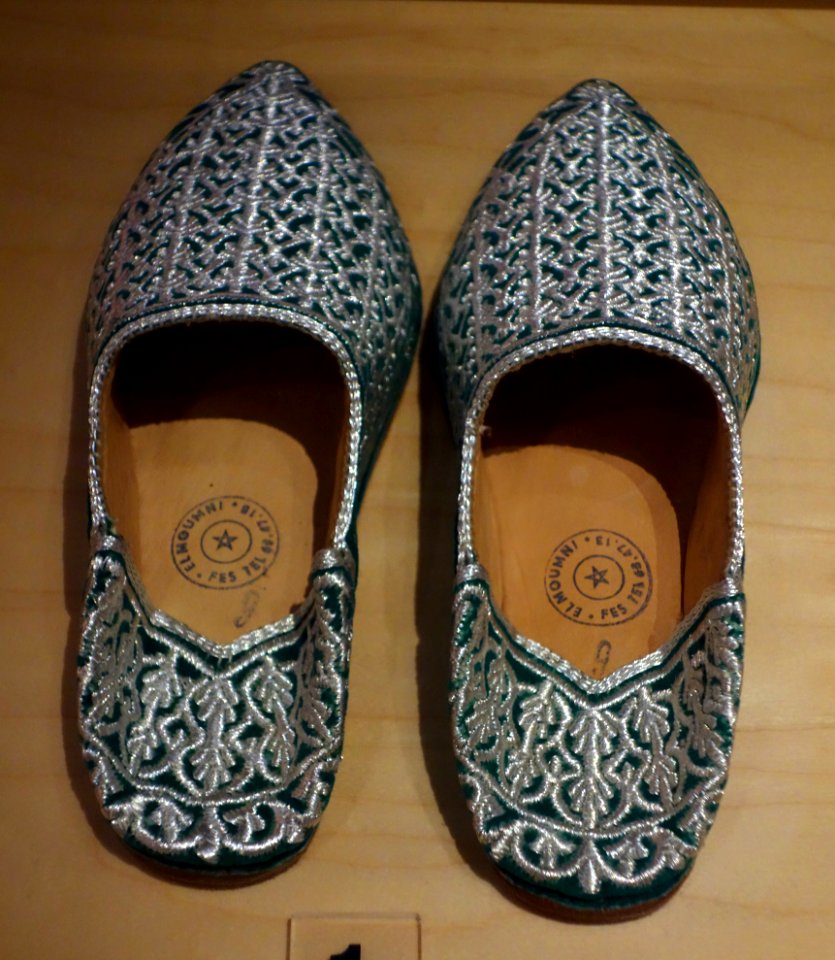 Moroccan babouche, green velvet with silver thread, 20th century - Bata Shoe Museum - DSC00124