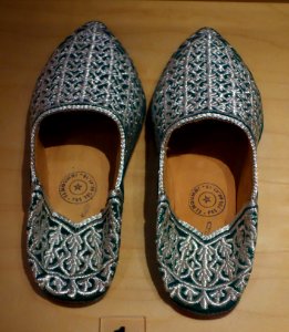 Moroccan babouche, green velvet with silver thread, 20th century - Bata Shoe Museum - DSC00124