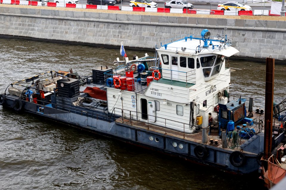 Moscow, BTM-302 tug under Bolshoy Kamenny Bridge 03