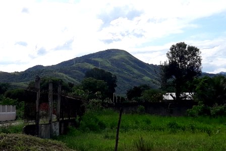 Morro do Tomate visto de Imbariê, Duque de Caxias - RJ