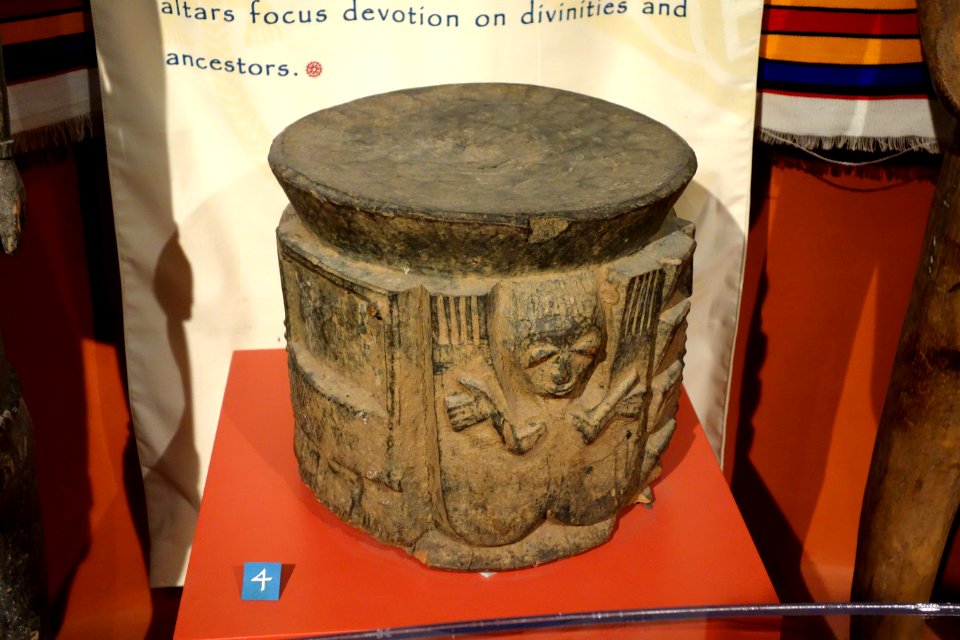 Mortar, Yoruba - Glenbow Museum - DSC00355