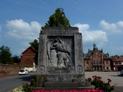 Mortagne-du-Nord (Nord, Fr) monument aux morts devant la mairie