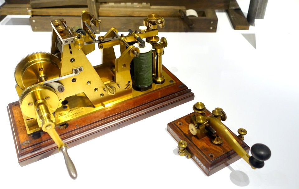 Morse printer with key, telegraphy, TeM41436 & TeM40070 - Tekniska museet - Stockholm, Sweden - DSC01641