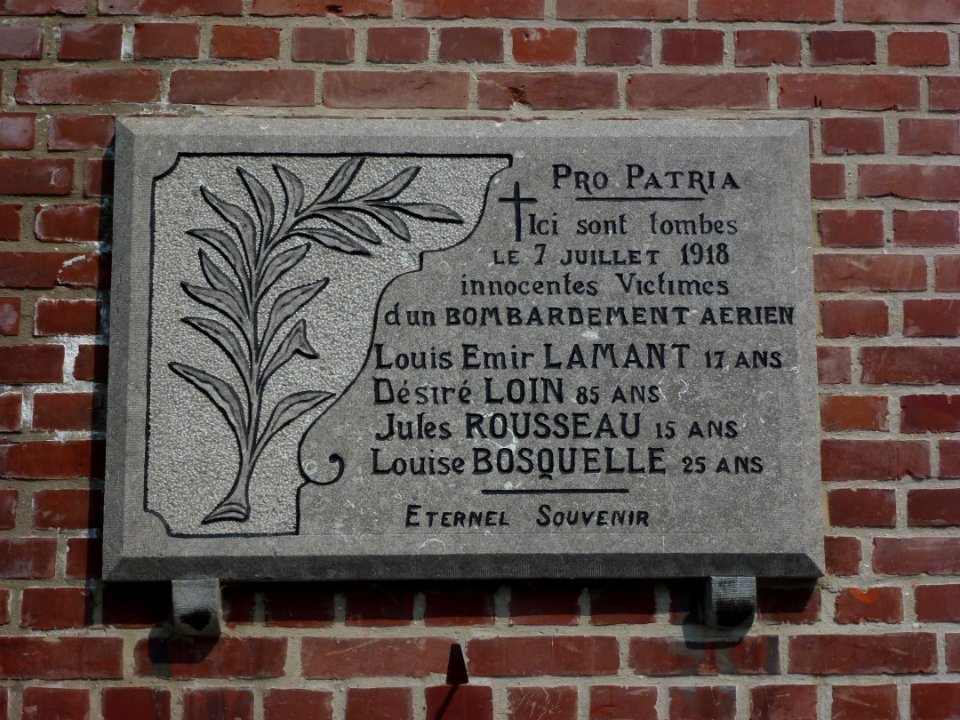Mortagne-du-Nord (Nord, Fr) plaque commémorative 1918 sur façade église