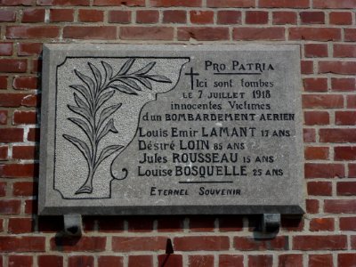 Mortagne-du-Nord (Nord, Fr) plaque commémorative 1918 sur façade église