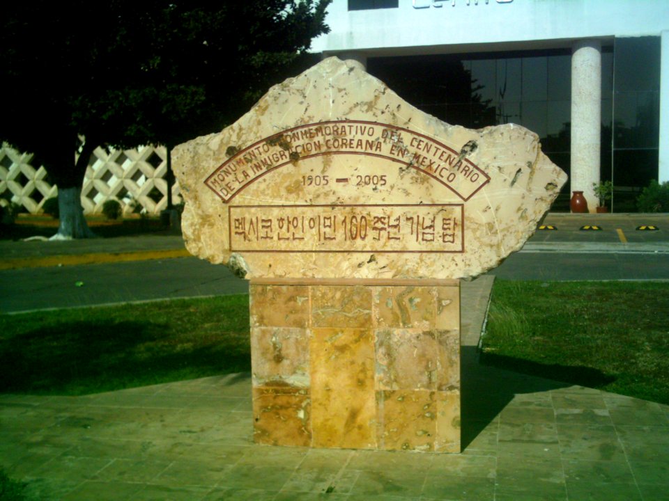 Monumento a la inmigracíon coreana en Yucatán (02)