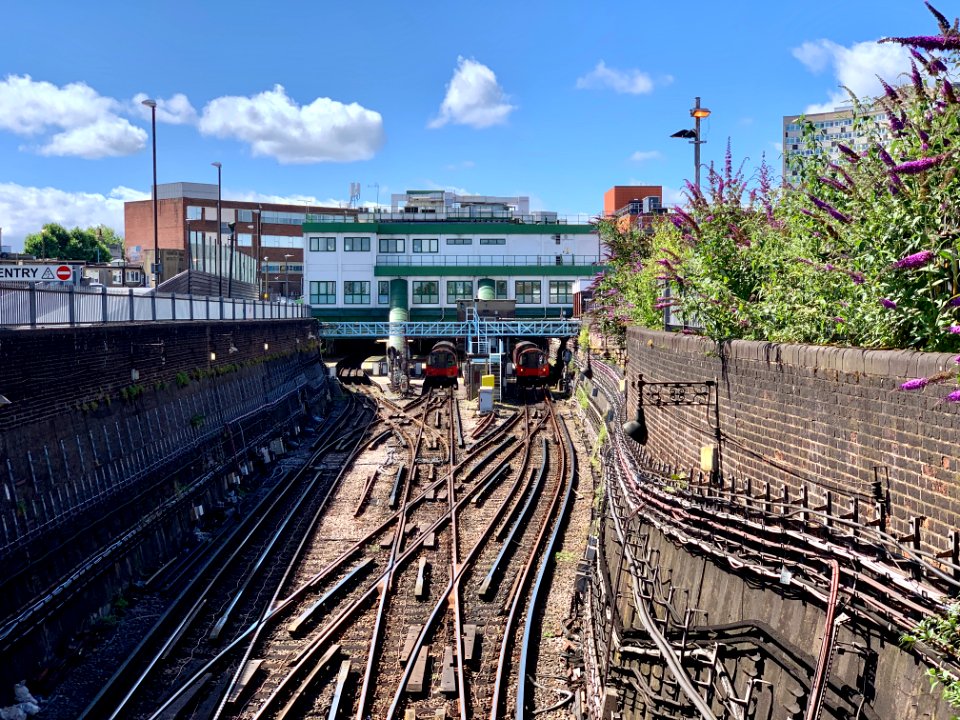 Morden Approach tracks