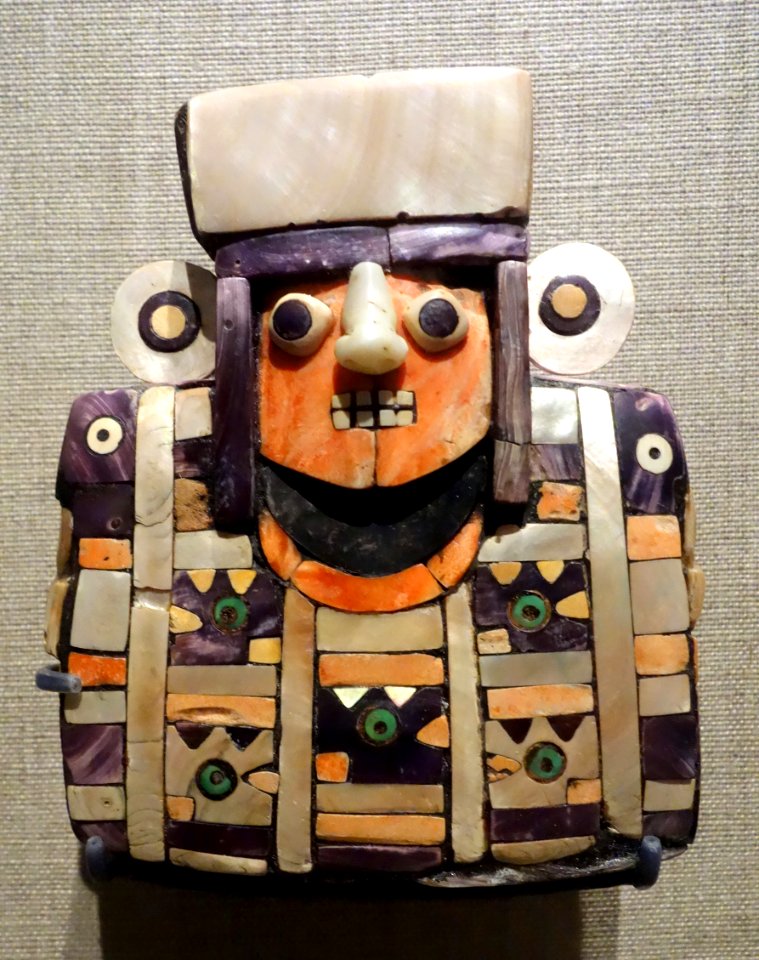 Mosaic figure (burial offering), Peru, Huari culture, 600-900 AD, wood, bitumen, various shells, bone, hammered silver, jadeite - De Young Museum - DSC00314