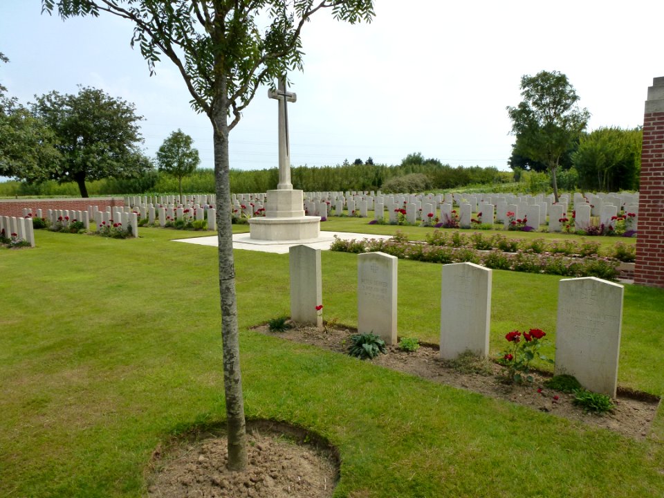 Morbecque (Nord, Fr) Le Grand Hasard Military Cemetery 02