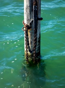 Mooring pole with chains