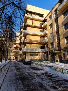 Moscow, Lesteva 18 inside driveway 01