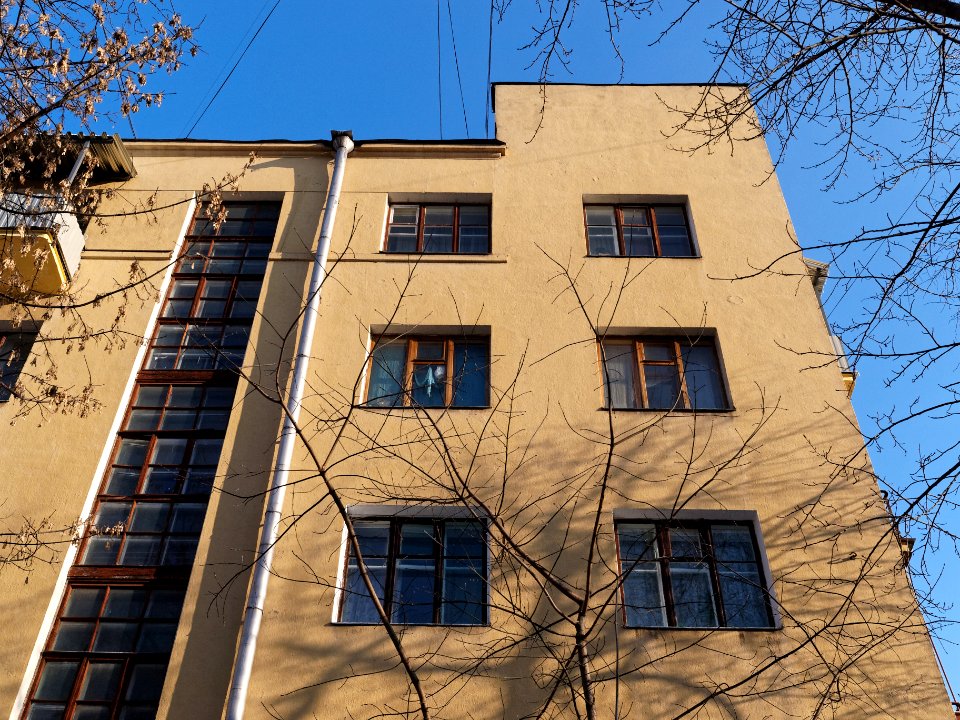 Moscow, Lesteva 18 inside south end 01