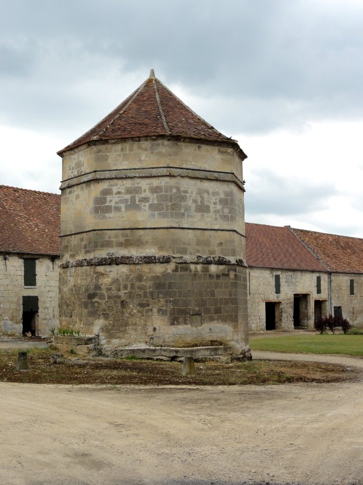 Mortefontaine (Aisne) tour pigeonnier à Mortefontaine