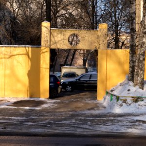 Moscow, Lesteva 14-20 gates 02