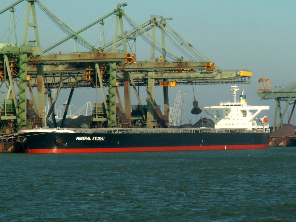 Mineral Kyushu (IMO 9346366, Callsign 3EDS5, MMSI 371705000), Mississippi harbour, Port of Rotterdam, Holland 25-Feb-2006