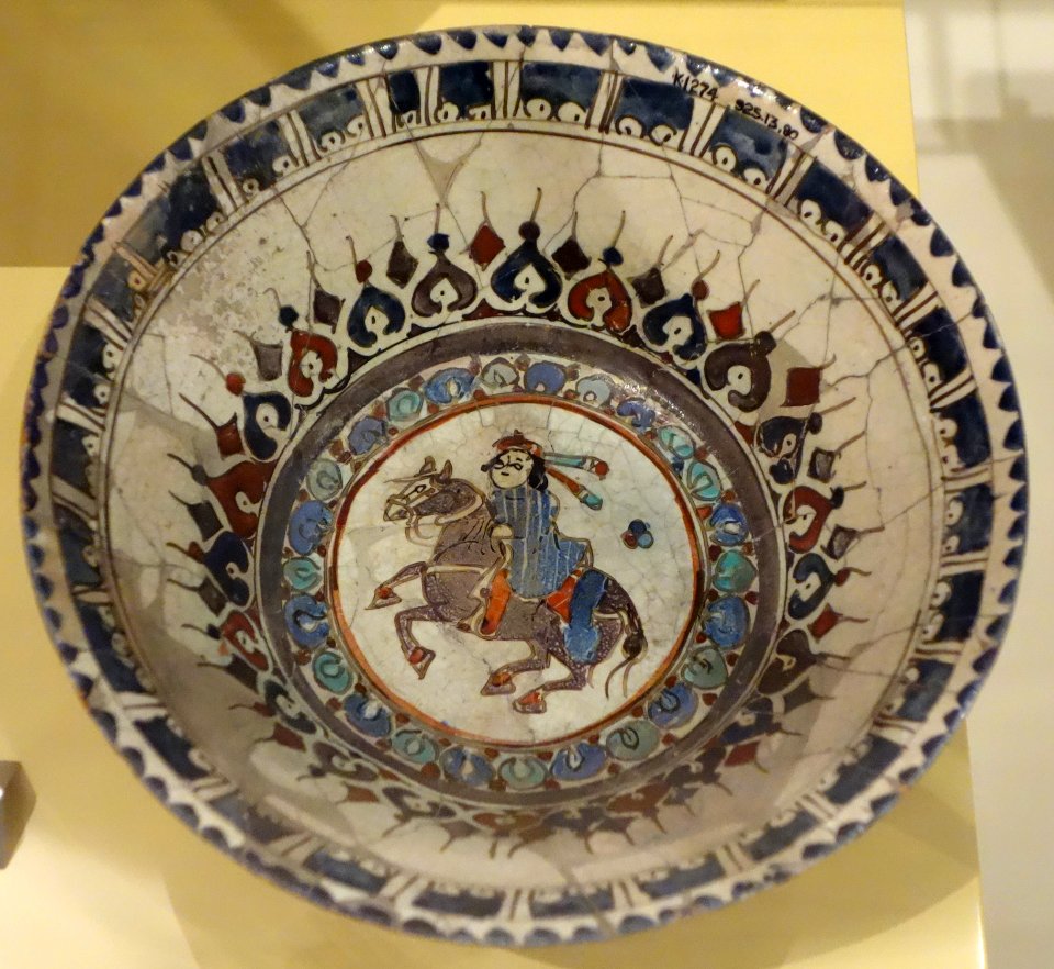 Minai-ware bowl with a horse and rider, Iran, Kashan, 12th-13th century, overglaze-painted stonepaste - Royal Ontario Museum - DSC04688