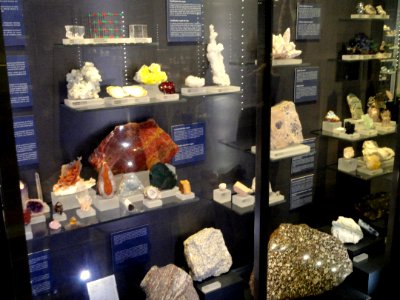 Mineral gallery exhibit - Royal Ontario Museum - DSC00221