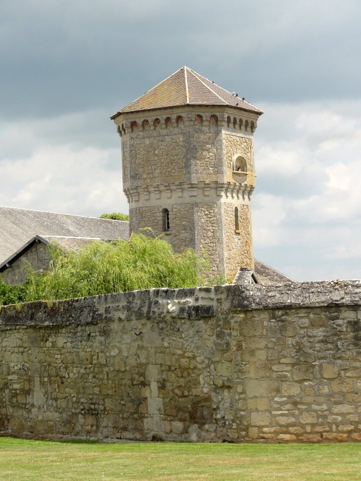 Mortefontaine (Aisne) tour pigeonnier à Vaubéron
