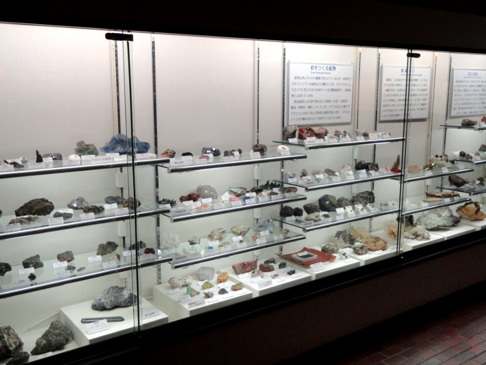 Mineral display - Osaka Museum of Natural History - DSC07817
