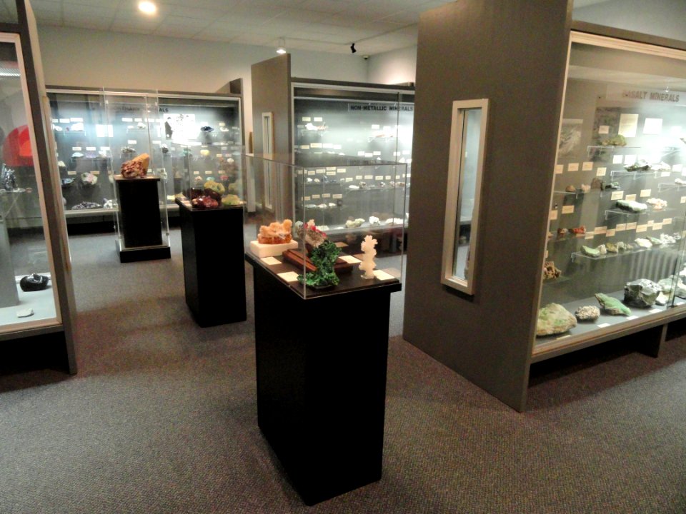 Mineral Hall - Springfield Science Museum - Springfield, MA - DSC03403