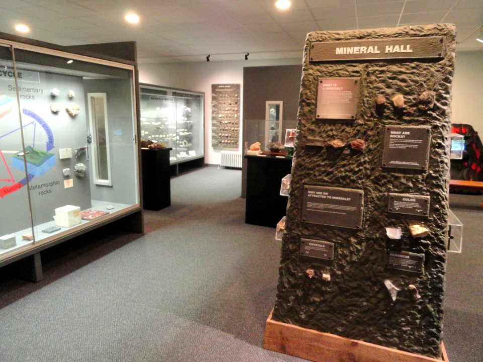 Mineral Hall - Springfield Science Museum - Springfield, MA - DSC03385