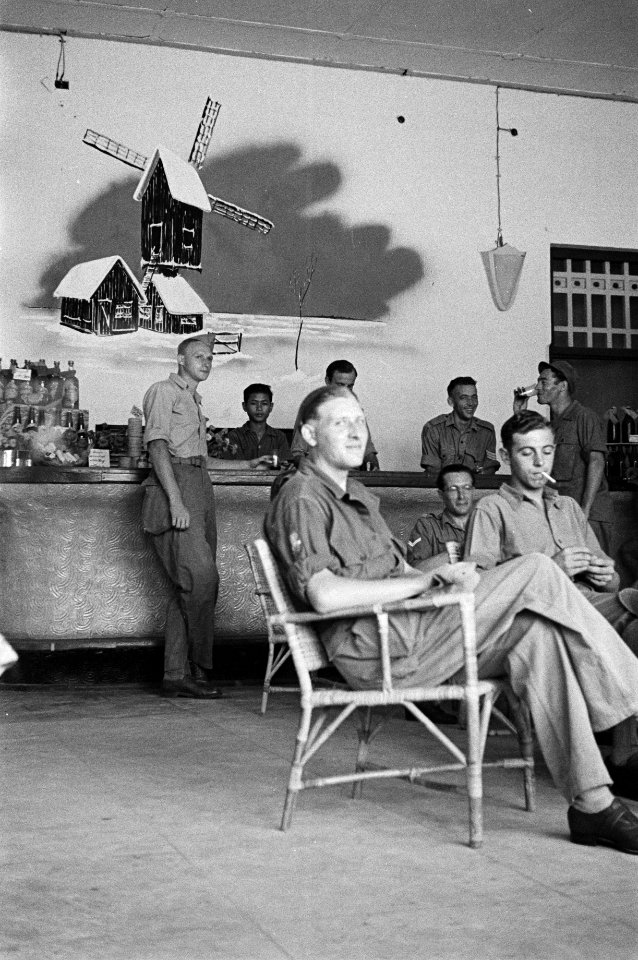 Militairen ontspannen zich in de kantine, Bestanddeelnr 166-2-5
