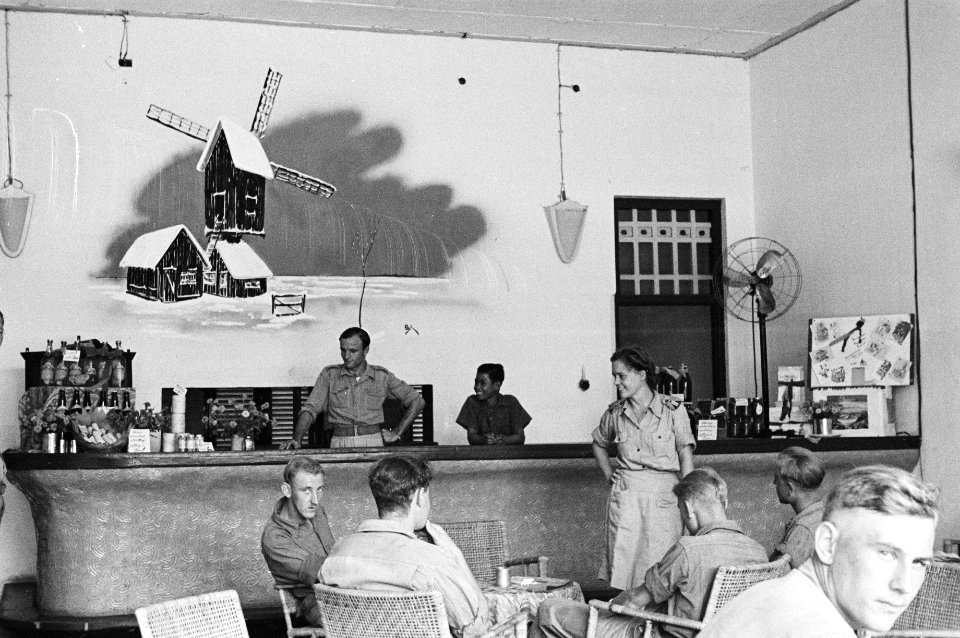 Militairen ontspannen zich in de kantine, Bestanddeelnr 166-1-5