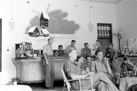 Militairen ontspannen zich in de kantine, Bestanddeelnr 166-1-2
