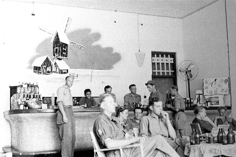 Militairen ontspannen zich in de kantine, Bestanddeelnr 166-1-1