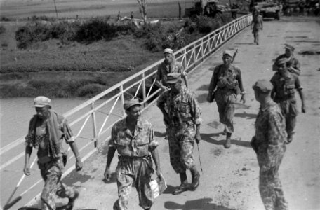 Militairen op een brug, In het midden met baton een hoge officier, Bestanddeelnr 4453