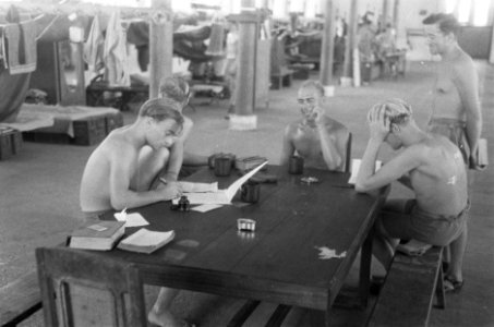 Militairen om een tafel, een van hen schrijft een brief, Bestanddeelnr 45-5-2