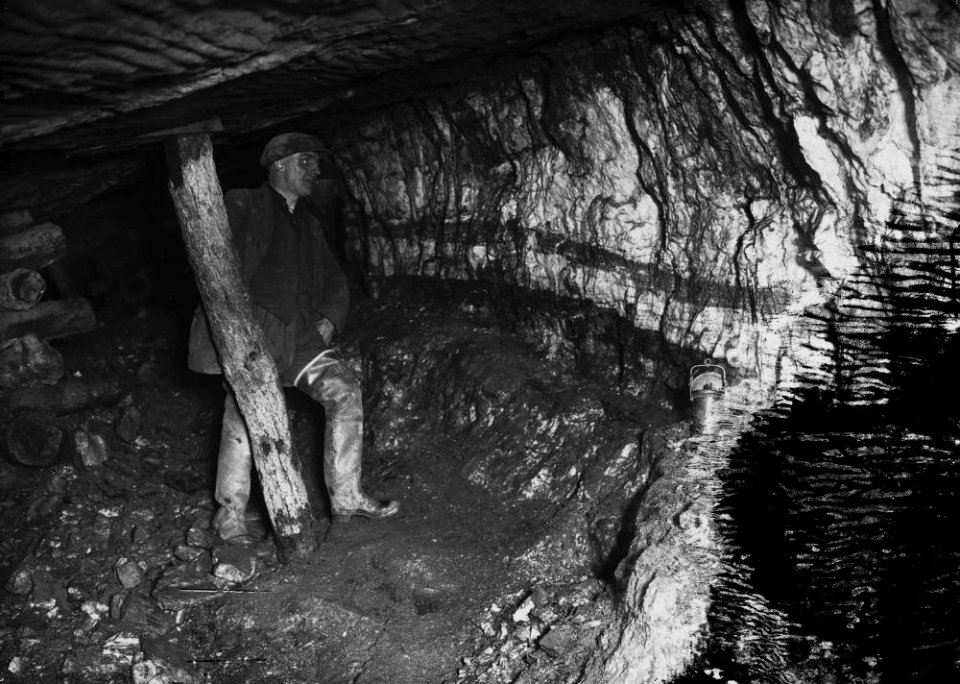 Miner underground at Pumsaint gold mine (1294028)