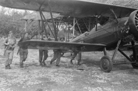 Militairen rijden een verkenningsvliegtuig uit een hangar, Bestanddeelnr 2233