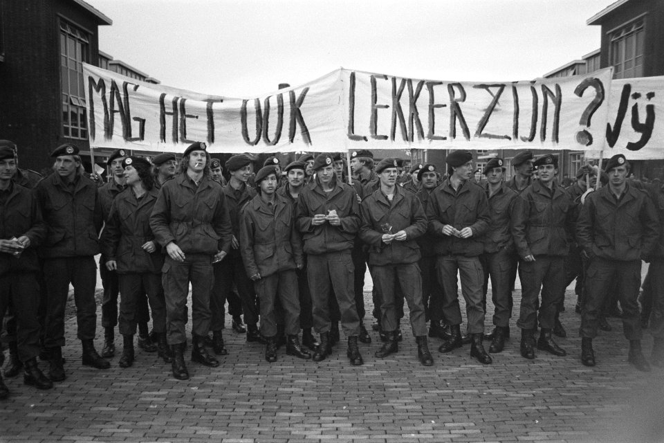 Militairen protesteren tegen slecht kazernevoedsel in Steenwijk militairen met , Bestanddeelnr 933-8920