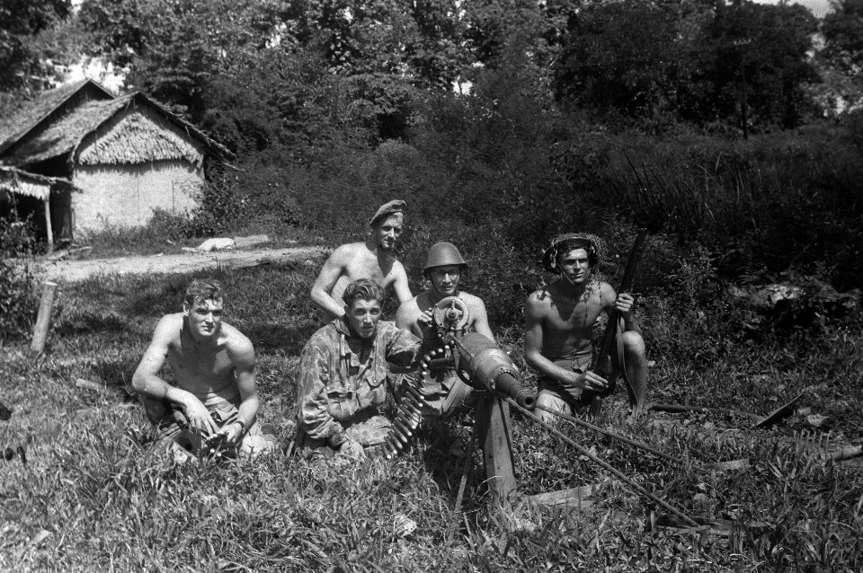 Militairen poseren bij een stuk luchtdoelgeschut dat als grondgeschut (vlakbaanv, Bestanddeelnr 7297