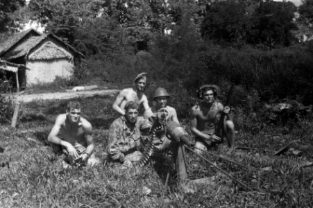 Militairen poseren bij een stuk luchtdoelgeschut dat als grondgeschut (vlakbaanv, Bestanddeelnr 7297
