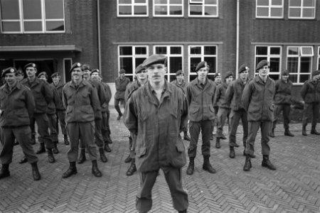 Militairen protesteren tegen slecht kazernevoedsel in Steenwijk militair appel, Bestanddeelnr 933-8922